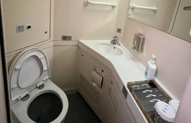 Private washroom of deluxe Soft Sleepers on High-speed trains 