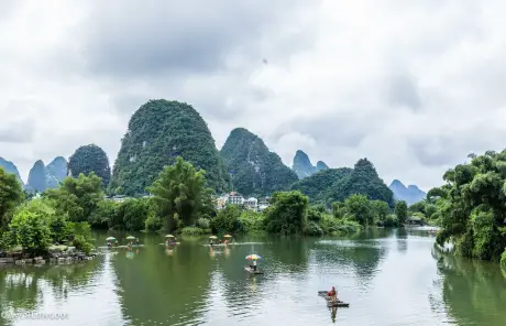 China tours to Guilin to visit Yangshuo Yulong River bamboo rafting