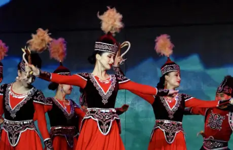 xinjiang-uygur-girls-dancing